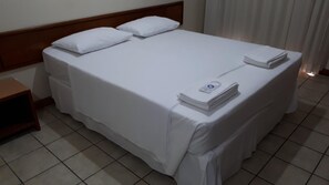 Minibar, escritorio, cortinas blackout y tabla de planchar con plancha 