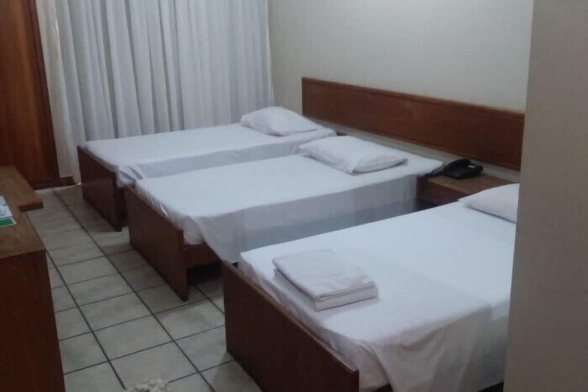 Bar mini, meja, langsir/tirai gelap terus, seterika/papan seterika