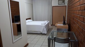 Minibar, Schreibtisch, Verdunkelungsvorhänge, Bügeleisen/Bügelbrett