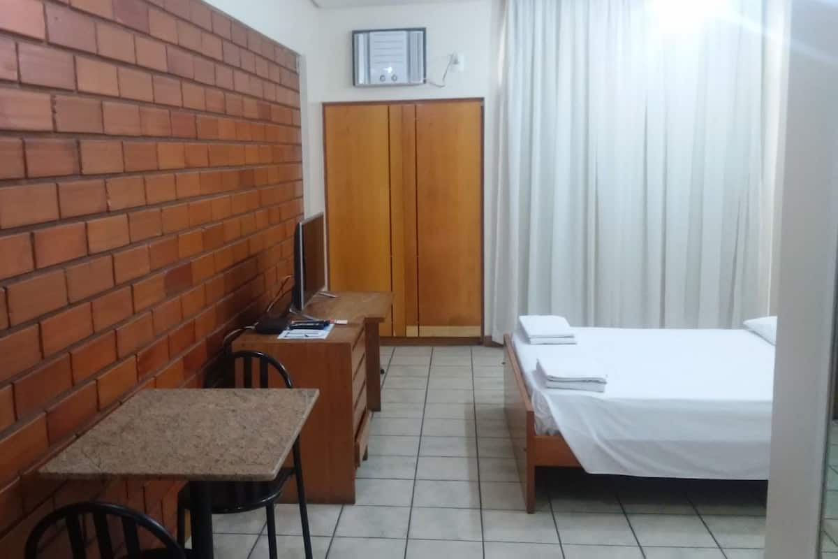Double Room | Bar mini, meja, langsir/tirai gelap terus, seterika/papan seterika