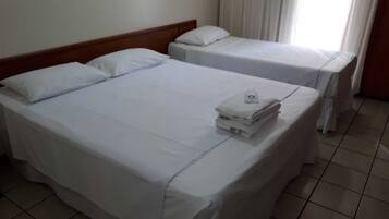 Minibar, escritorio, cortinas blackout y tabla de planchar con plancha