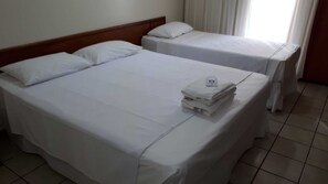 Minibar, desk, blackout curtains, iron/ironing board - Hotel Sol da Praia (Vitoria)