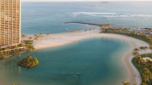 A beachfront hotel with a pool, beach, and ocean view. - Ilikai Lite (Honolulu)