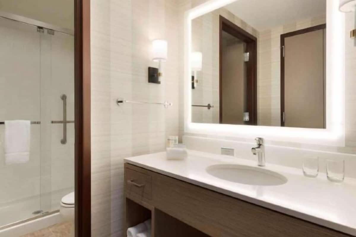 Baño | Amenidades de baño gratuitas y toallas