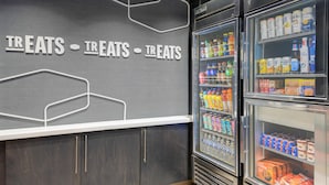 Un expositor refrigerado con diferentes aperitivos y bebidas.