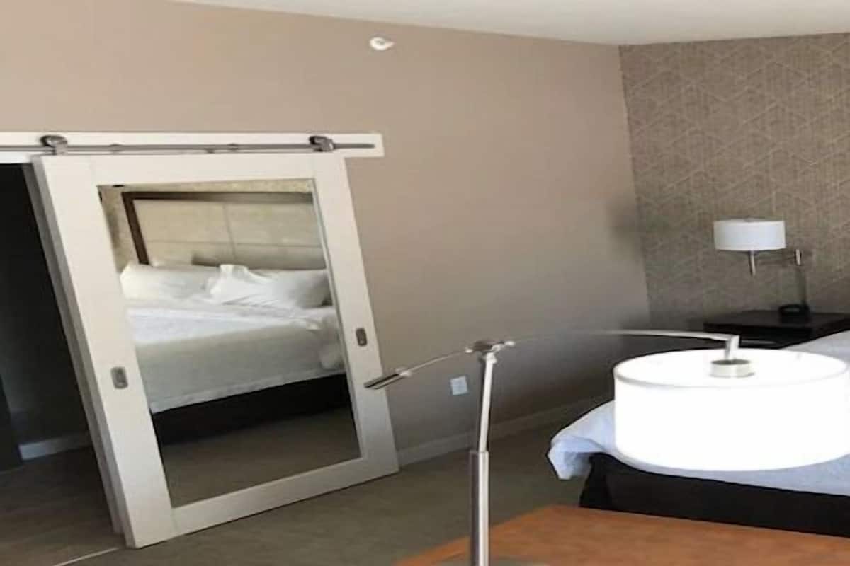 Minibar, blendingsgardiner, strykejern/-brett og barnesenger (inkludert)
