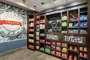 Snack bar - Hampton Inn & Suites Tampa Busch Gardens Area (Tampa)
