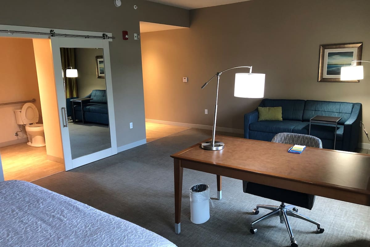 studio, 1 king bed, accessible, non smoking | minibar, blackout curtains, iron/ironing board, free cots/infant beds