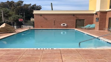 Outdoor pool, sun loungers