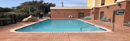 Outdoor pool, sun loungers. Hampton Inn & Suites Tampa Busch Gardens Area