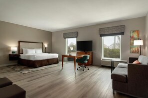 Minibar, cortinas blackout y tabla de planchar con plancha 