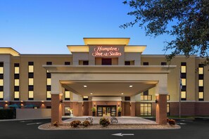Exterior - Hampton Inn & Suites Tampa Busch Gardens Area (Tampa)