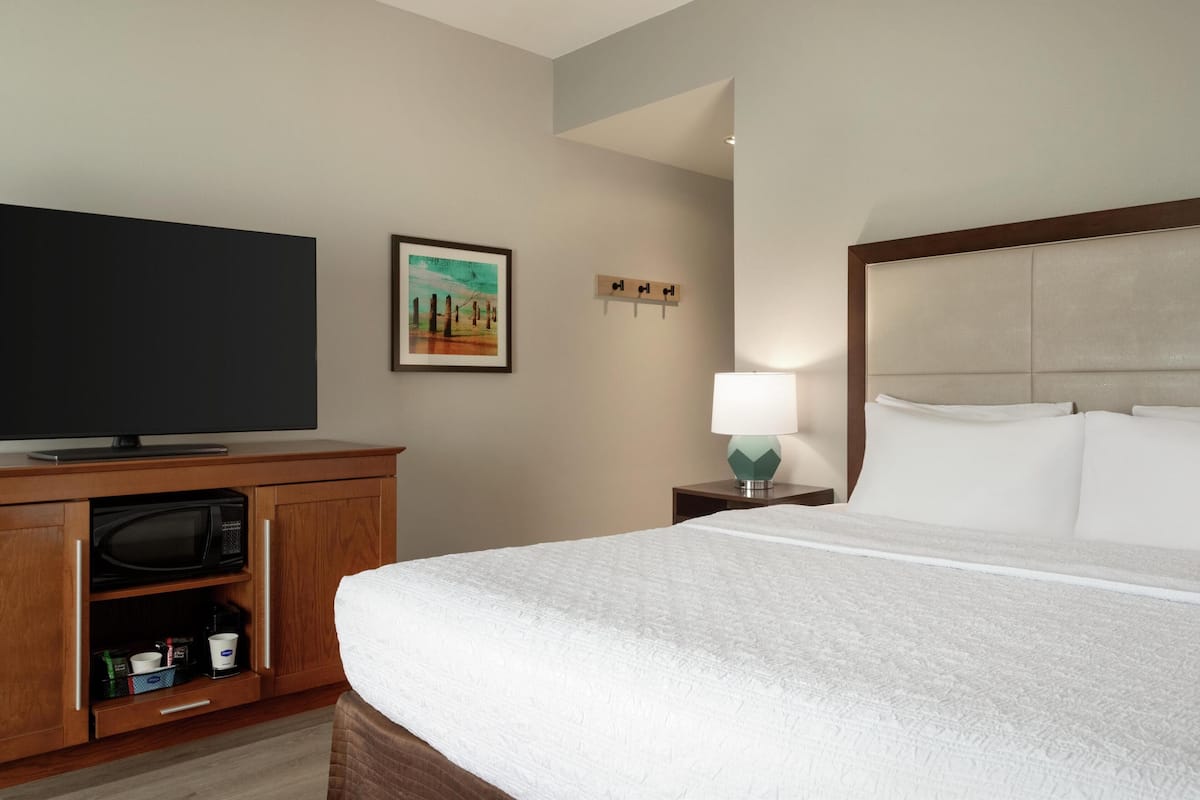 Minibar, cortinas blackout y tabla de planchar con plancha