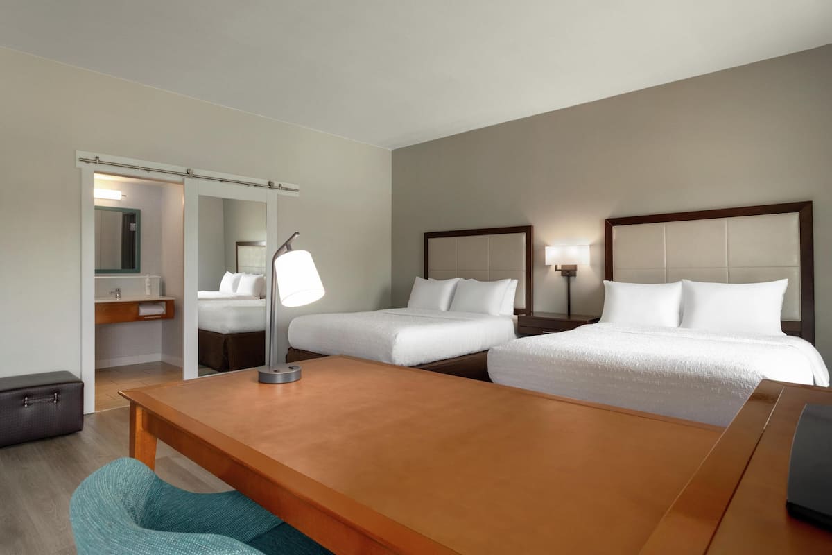 Minibar, cortinas blackout y tabla de planchar con plancha