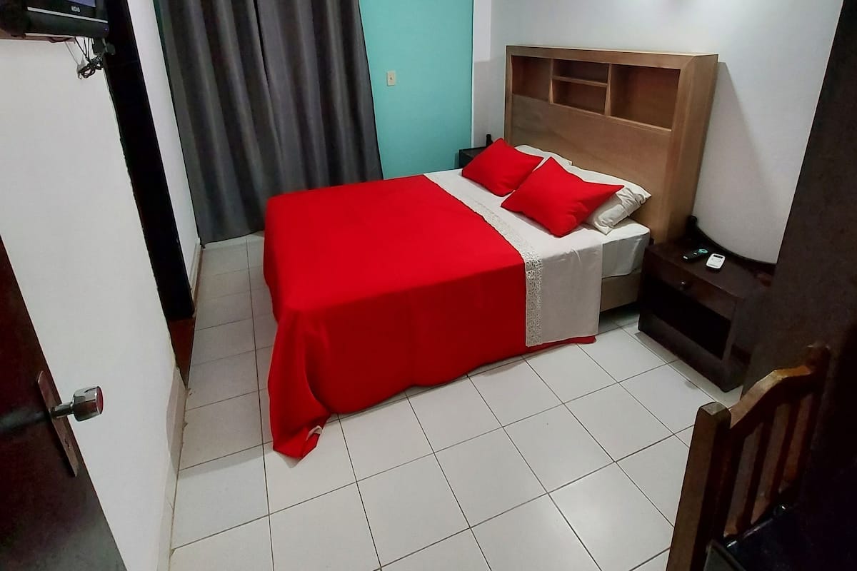 Iron/ironing board, rollaway beds, free WiFi