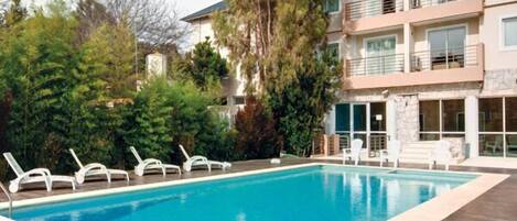 Una piscina techada, una piscina al aire libre de temporada