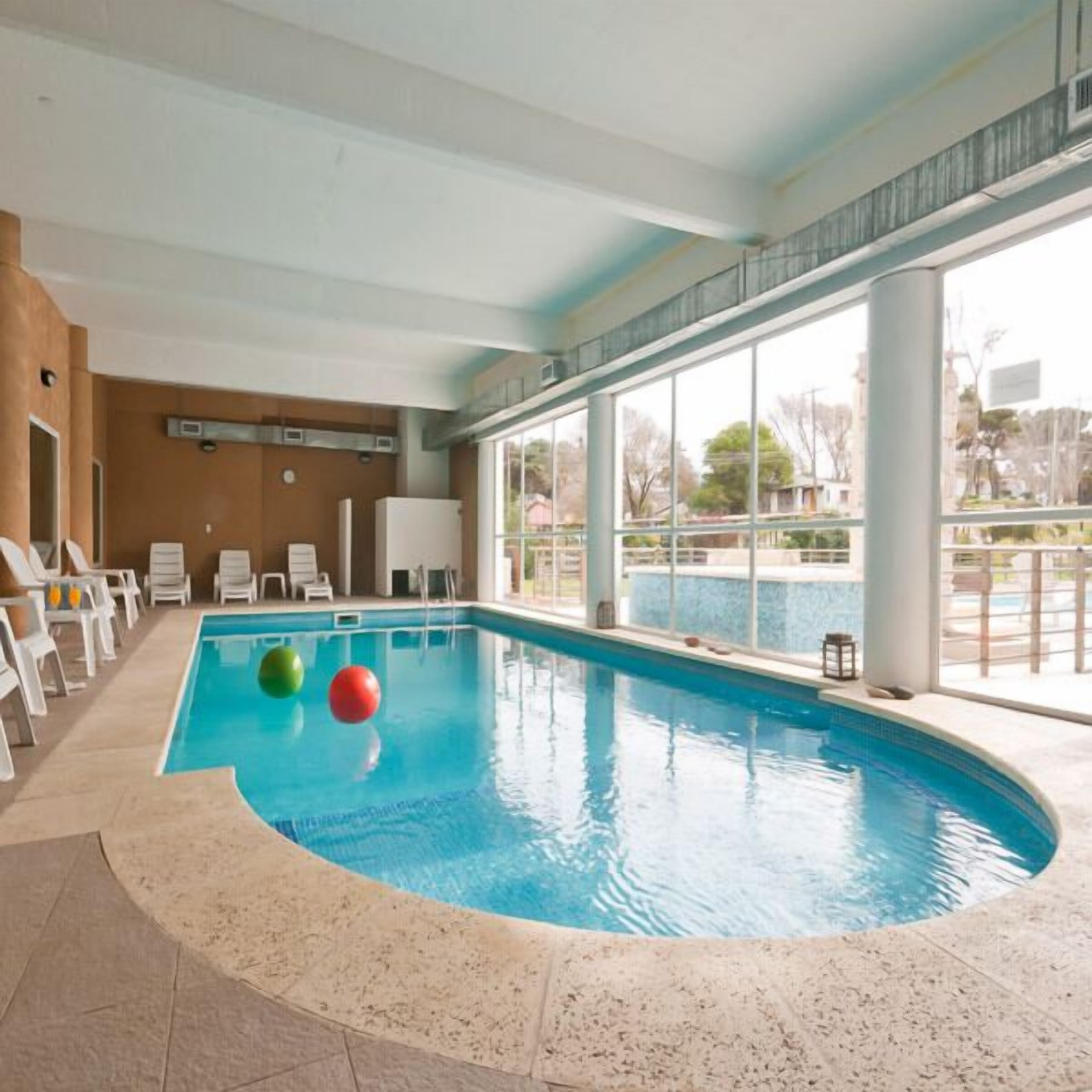 Indendørs pool, sæsonbestemt udendørs pool