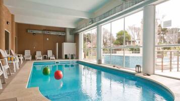 Piscine couverte, piscine extérieure (ouverte en saison)