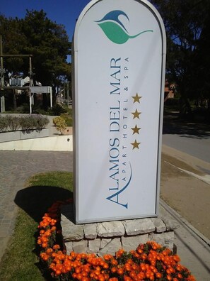 A sign for Alamos Del Mar Apartments & Spa with a logo and three stars. - Alamos del Mar (Valeria del Mar)