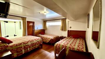 Phòng 4 Tiêu chuẩn | Chăn bông, bàn, khu vực làm việc phù hợp cho laptop