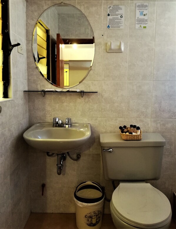 Standard Quadruple Room | Bathroom | Shower, hair dryer, towels, soap - Saphi Inn Cusco (Cusco)