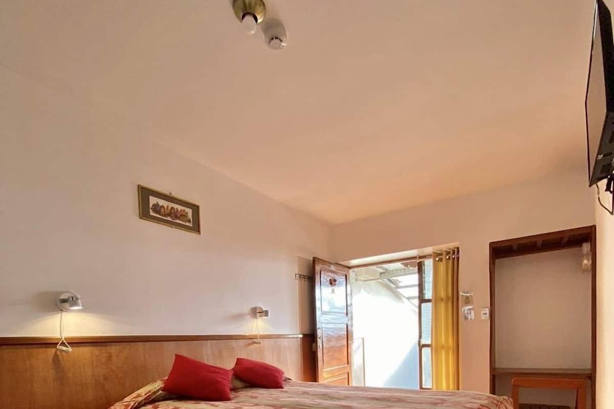 Down duvets, desk, laptop workspace, free WiFi