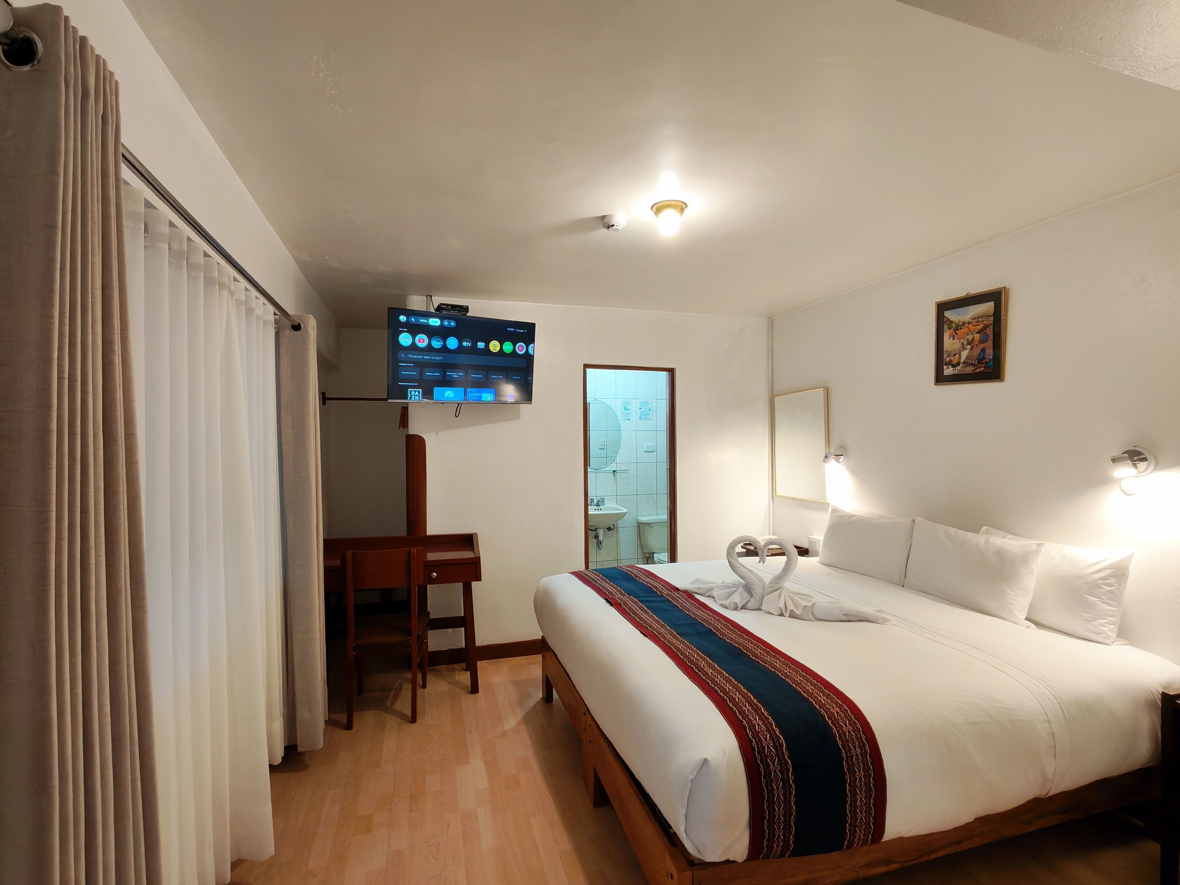 Camera Deluxe | Copriletto in piuma, una scrivania, postazione laptop, Wi-Fi gratuito