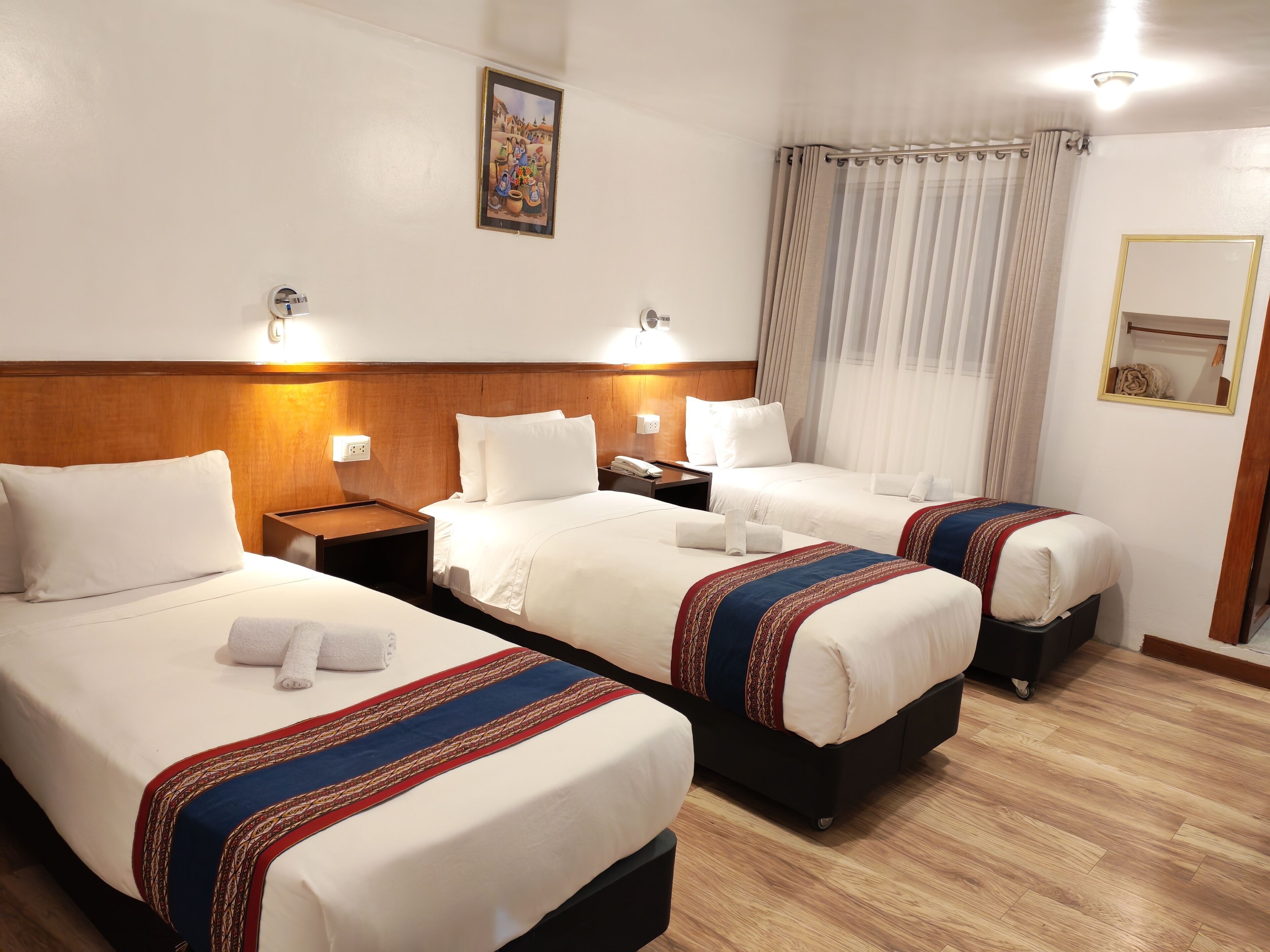 Habitación triple estándar | Edredones de plumas, escritorio, espacio para trabajar con un portátil