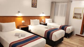 Habitación triple estándar | Edredones de plumas, escritorio, espacio para trabajar con un portátil