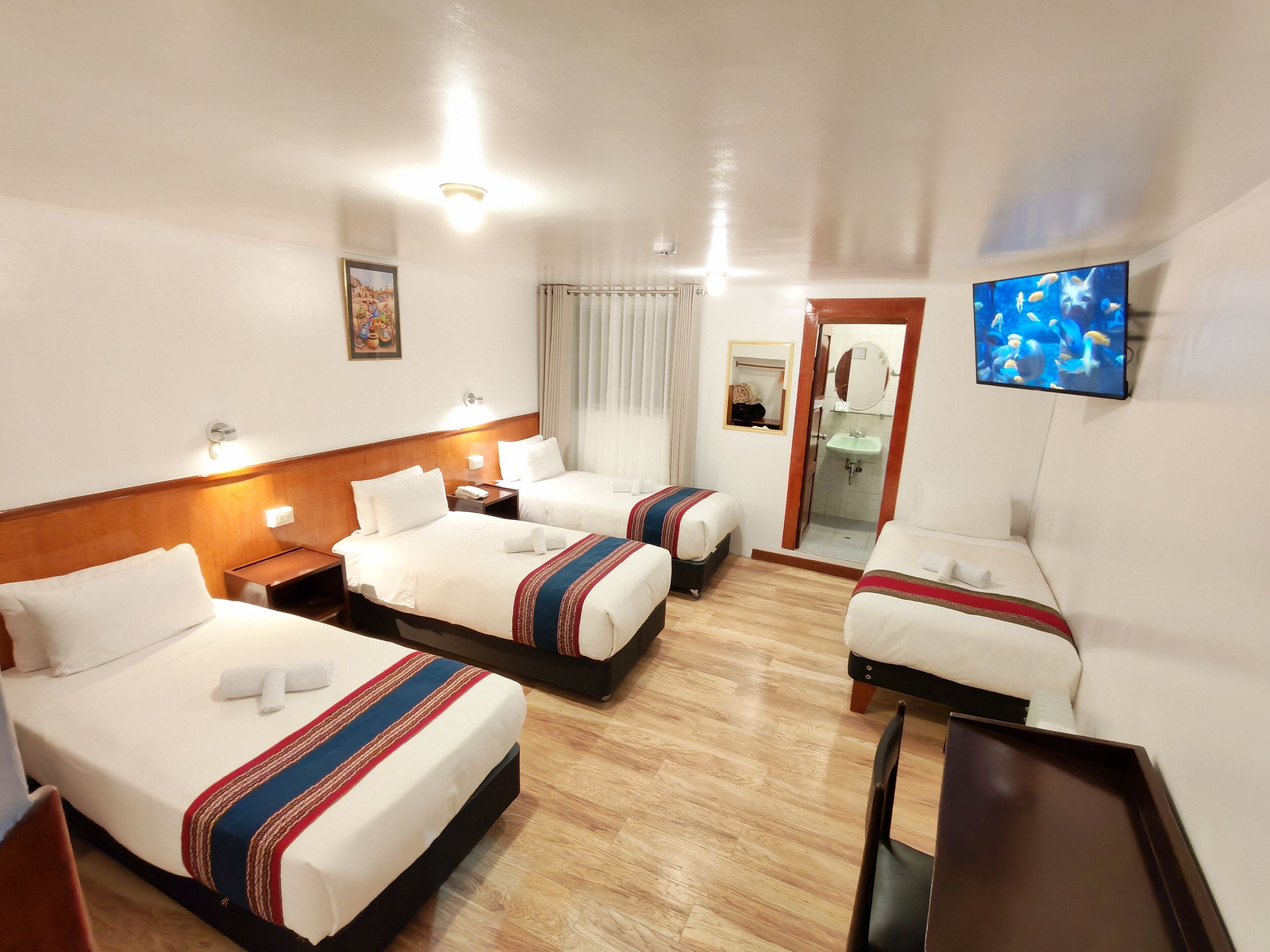 Quadrupla Standard | Copriletto in piuma, una scrivania, postazione laptop, Wi-Fi gratuito