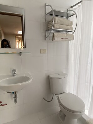 Doccia, asciugacapelli, asciugamani, sapone