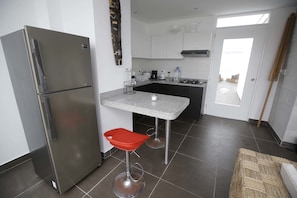 Departamento junior, 1 habitación | Cocineta privada | Refrigerador con congelador, microondas y parrilla de estufa 