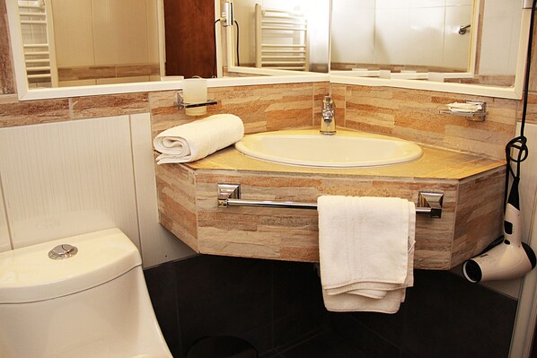 Standard Double Room, 1 Double Bed | Bathroom | Rainfall showerhead, free toiletries, hair dryer, towels - Hotel Rucaitue (Osorno)