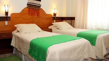 Kolmen hengen standard-huone | Minibaari, tallelokero huoneessa, työpöytä, ilmainen Wi-Fi