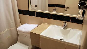 Sadesuihkupää, ilmaiset hygieniatuotteet, hiustenkuivaaja, pyyhkeet