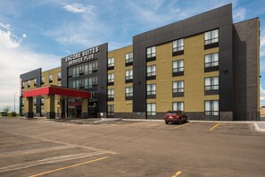 Front of property - Encore Suites by Service Plus Inns (Grande Prairie)