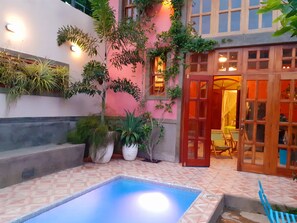 Romantische cottage, 2 slaapkamers, privézwembad | Een kluis op de kamer, een strijkplank/strijkijzer, gratis wifi