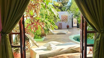 Quarto quádruplo luxo, 2 camas Queen, banheiro privativo | Cofres nos quartos, ferros/tábuas de passar roupa, Wi-Fi de cortesia