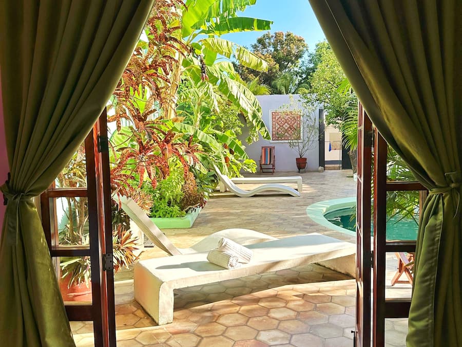 Habitación cuádruple Deluxe, 2 camas Queen size, baño privado | Caja de seguridad en la habitación y tabla de planchar con plancha