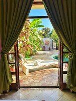 Chambre Quadruple Deluxe, 2 grands lits, salle de bains privée | Coffres-forts dans les chambres, fer et planche à repasser