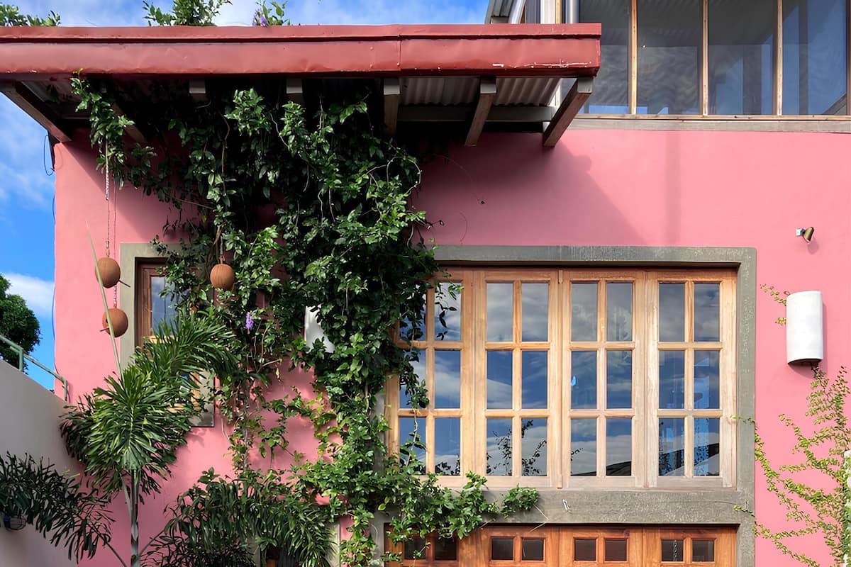 Romantische cottage, 2 slaapkamers, privézwembad | Een kluis op de kamer, een strijkplank/strijkijzer, gratis wifi