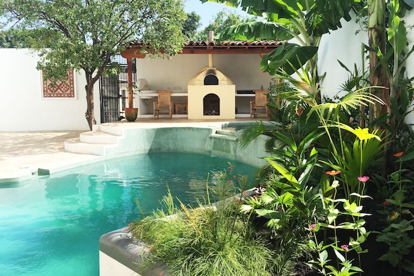 Una piscina al aire libre
