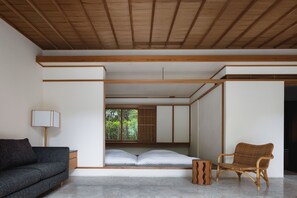 ألحفة محشوة بالريش وعناصر مجانية داخل الميني بار وخزنة داخل الغرفة