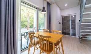 Duplex Family Suite with Open-air Private Pool | Hochwertige Bettwaren, individuell dekoriert, Verdunkelungsvorhänge