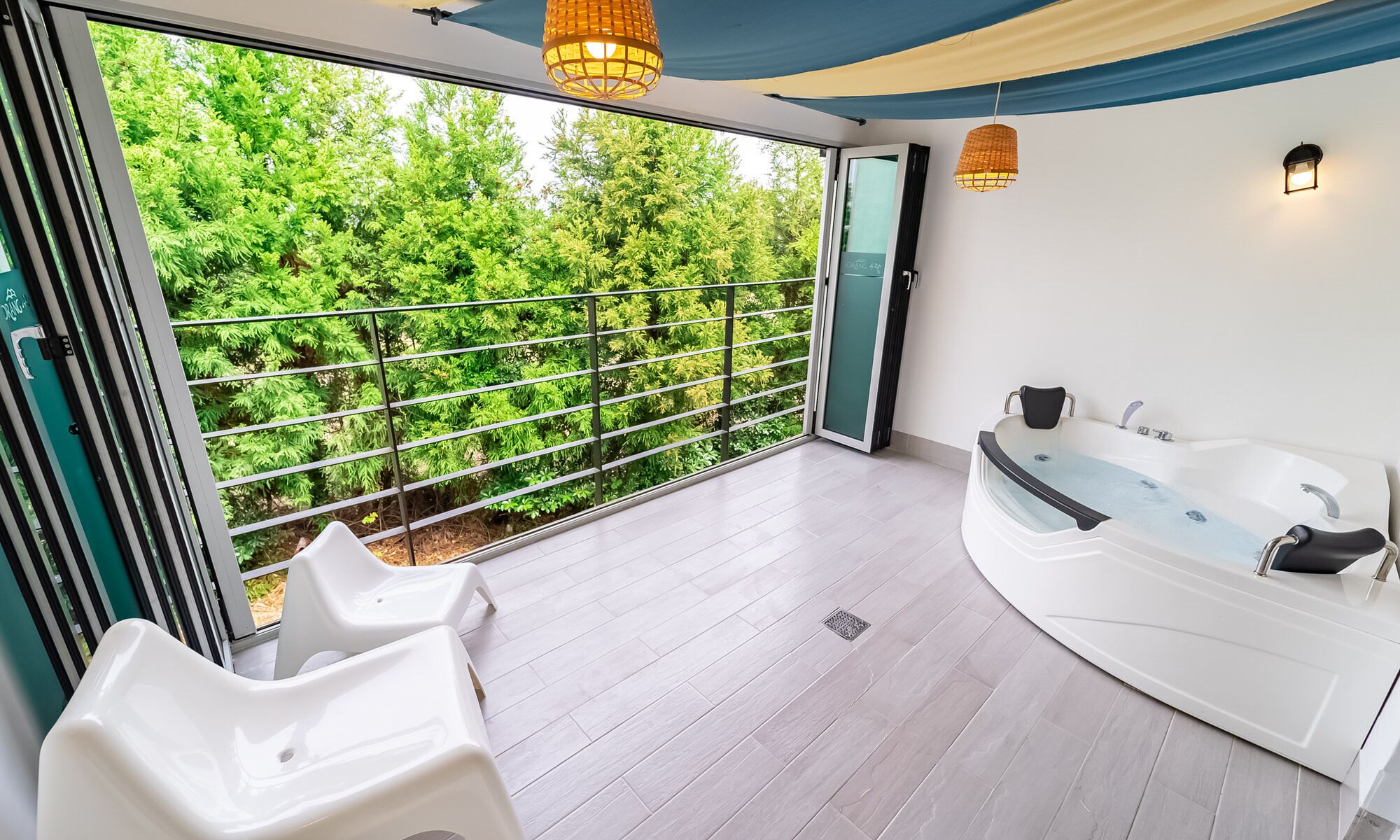 Duplex One Room Spa - Family Room | Private spa tub