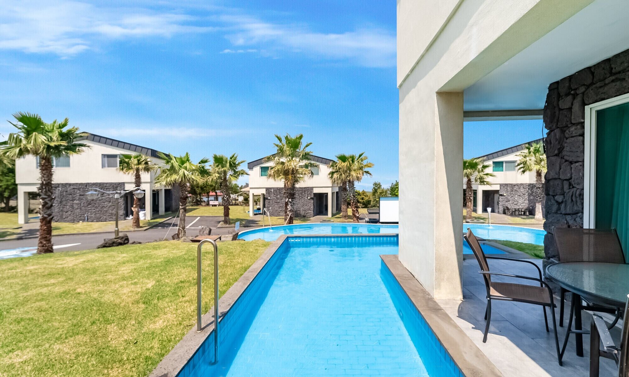 Duplex Family Suite with Open-air Private Pool | Biancheria da letto di alta qualità, con stile personalizzato