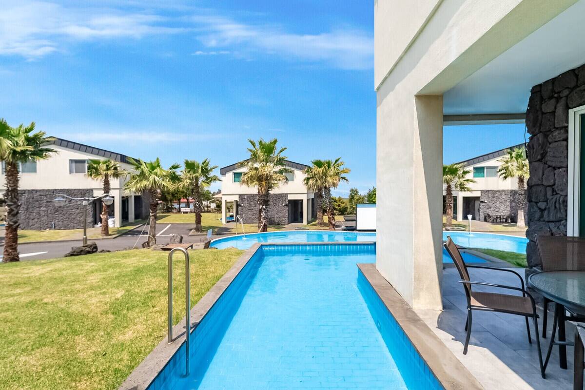 Duplex Family Suite with Open-air Private Pool | Sengetøy av topp kvalitet, blendingsgardiner og lydisolert