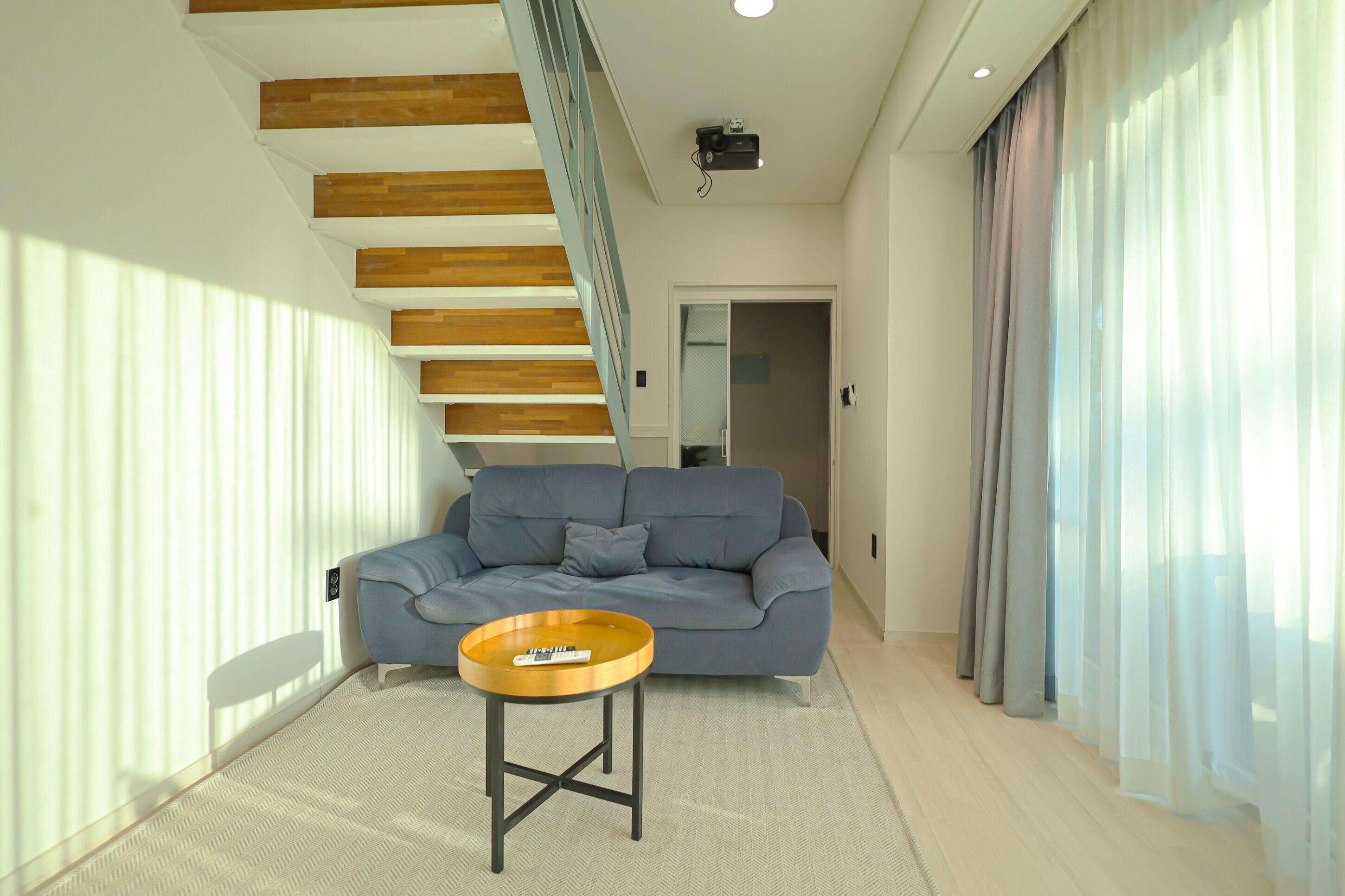 Duplex Suite Family | Area soggiorno | TV LED 42 pollici con canali via cavo, TV, film pay-per-view