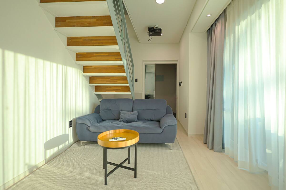Duplex Suite Family | Oppholdsområde | En 42-tommers LED-TV med kabel-kanaler samt TV og filmkjøp