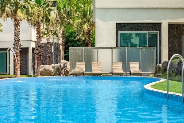 시즌별로 운영되는 야외 수영장, 15:00 ~ 20:00 오픈, 일광욕 의자